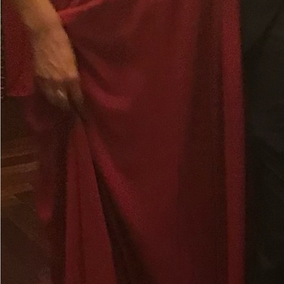 Gorgeous burgundy long gown - Picture 9 of 9